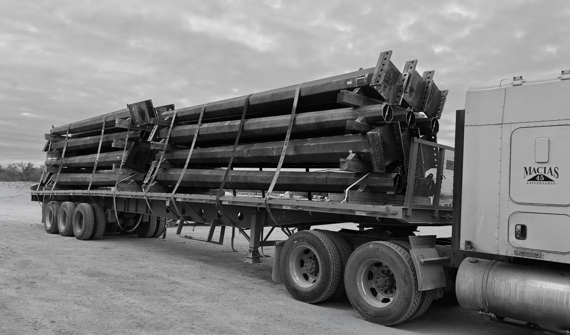 Embarque de postes de acero fabricados por CEMMSA